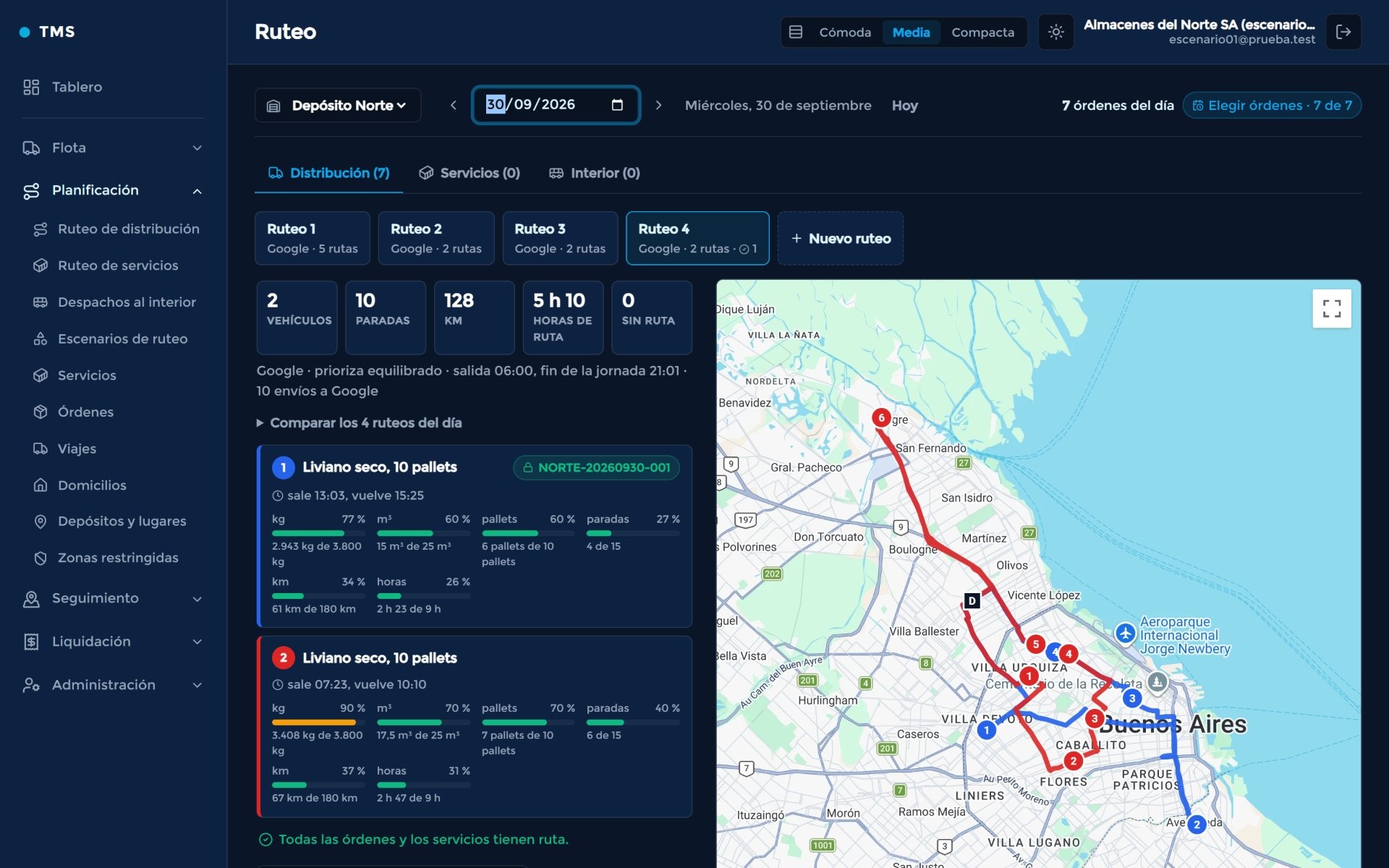 Pantalla de ruteo del TMS Valbará: cuatro ruteos comparados, indicadores de vehículos, paradas, km y horas, y el mapa con las rutas del día